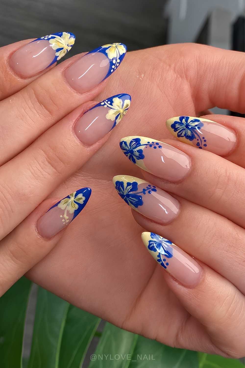 Blaue und gelbe French Tips mit Hibiskusblueten