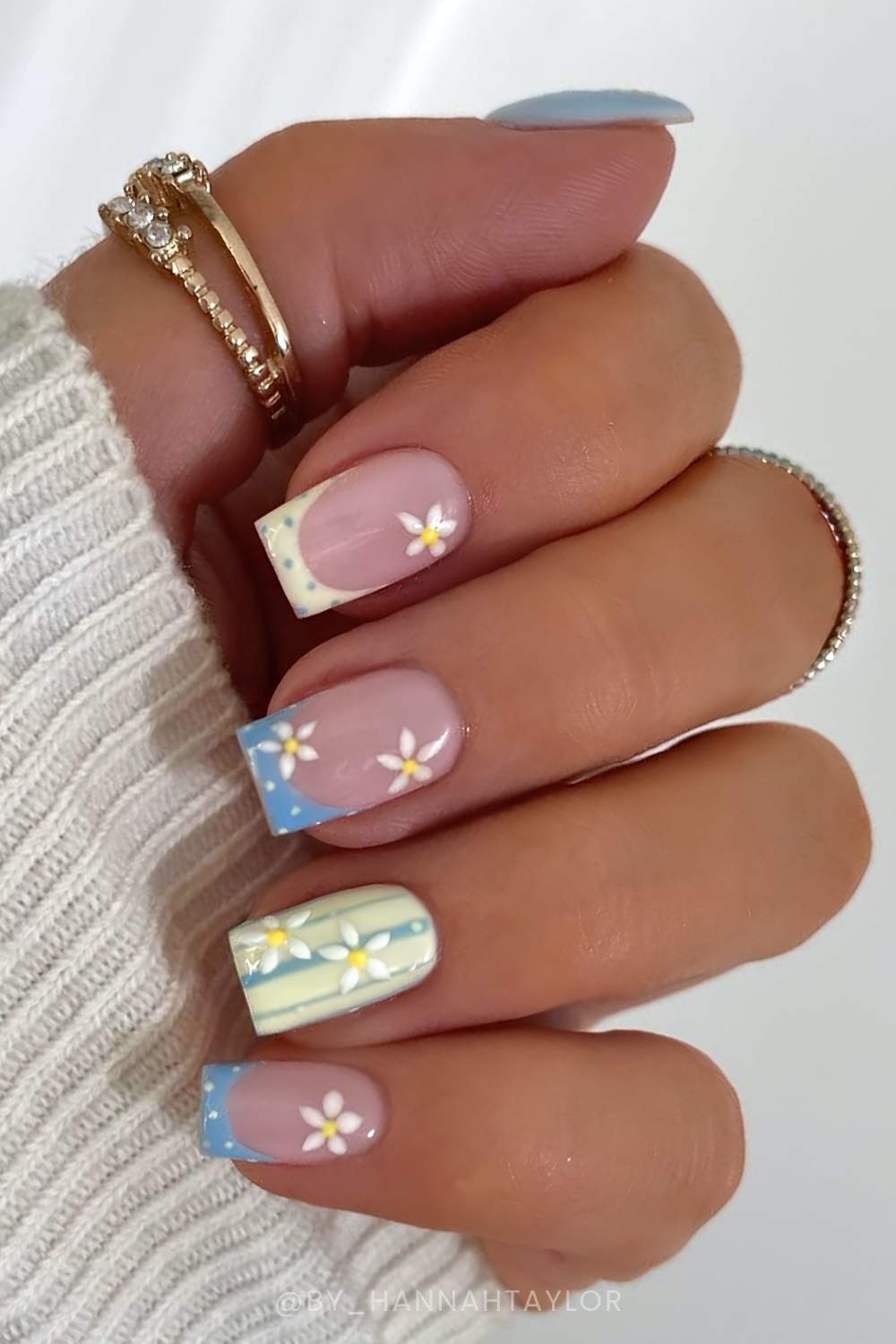 Blaue und gelbe Naegel mit Streifen und Blumen