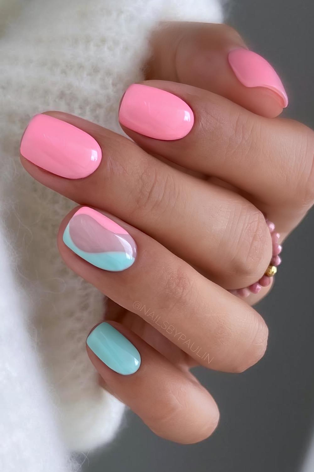 Blaue und pinke Naegel mit Negative Space Design