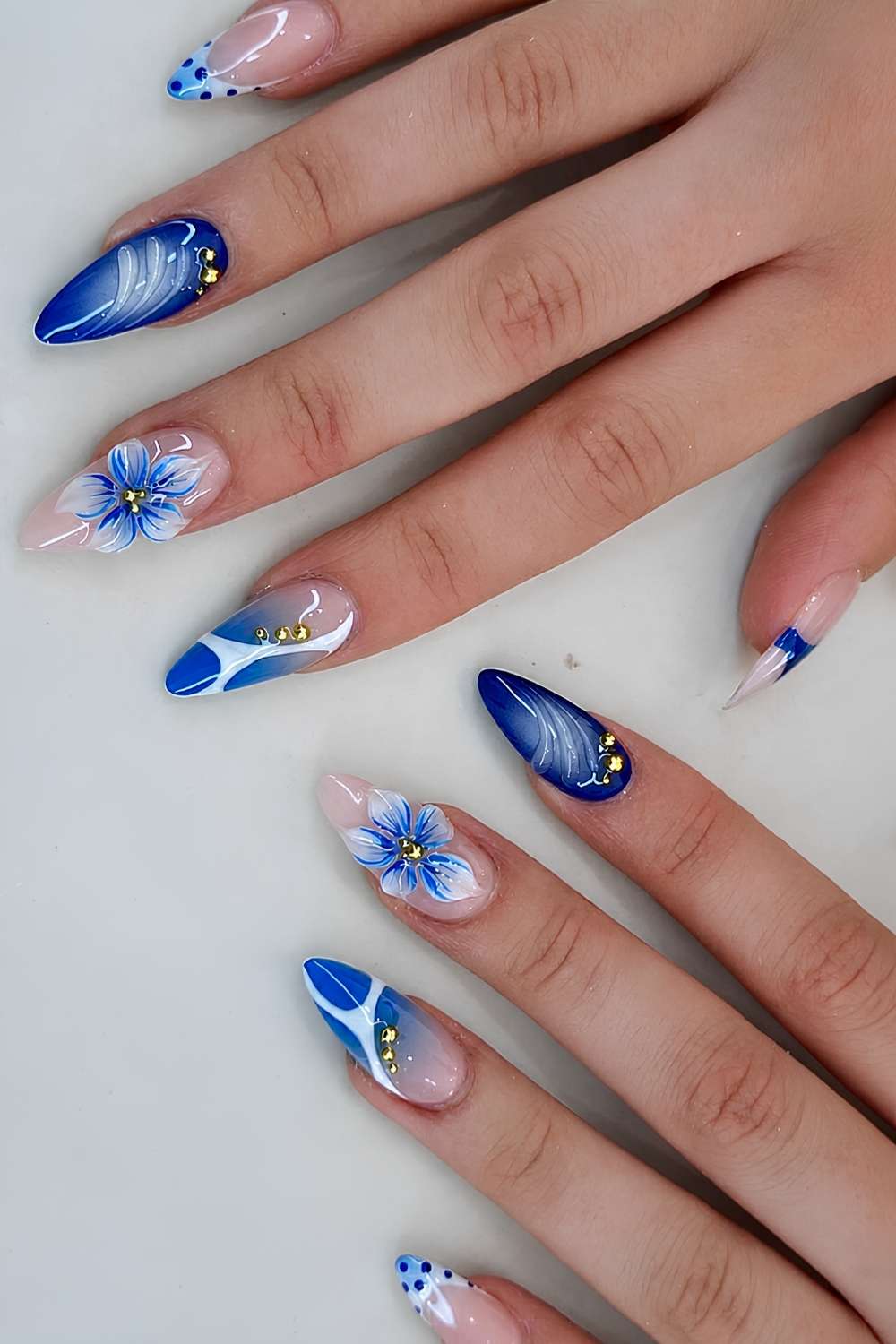 Blaue und weisse Mani mit 3D Blumen und Line Art