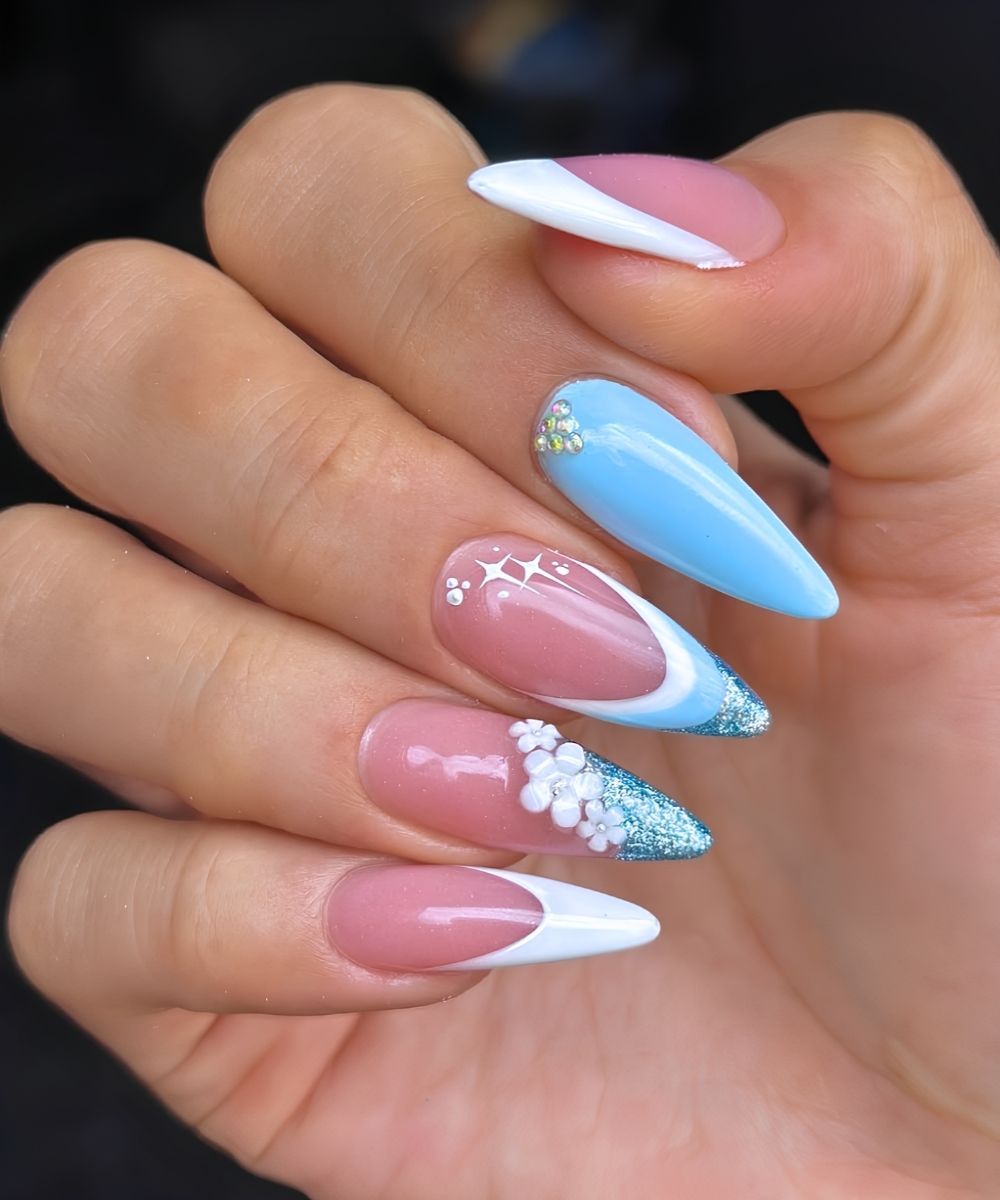 Blaue und weisse Mani mit Glitzer und 3D Blumen