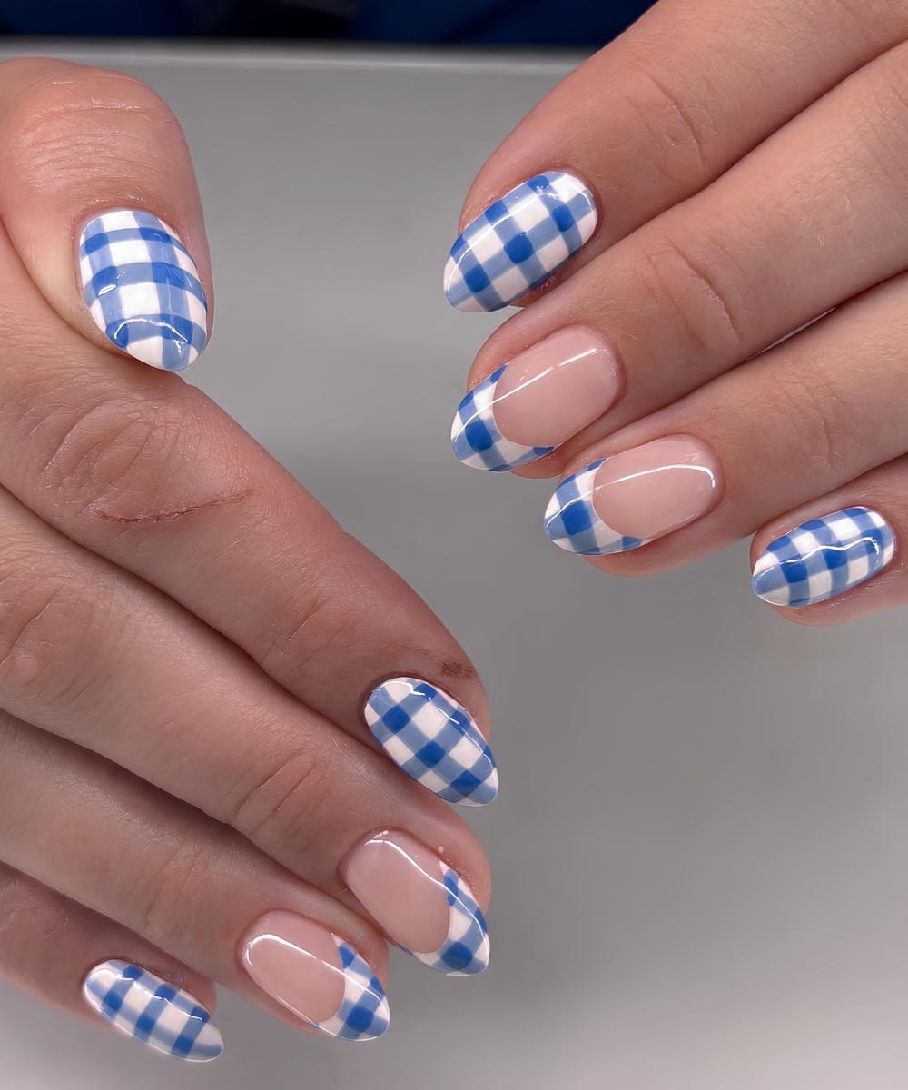 Blaue und weisse Naegel mit Vichy Karo