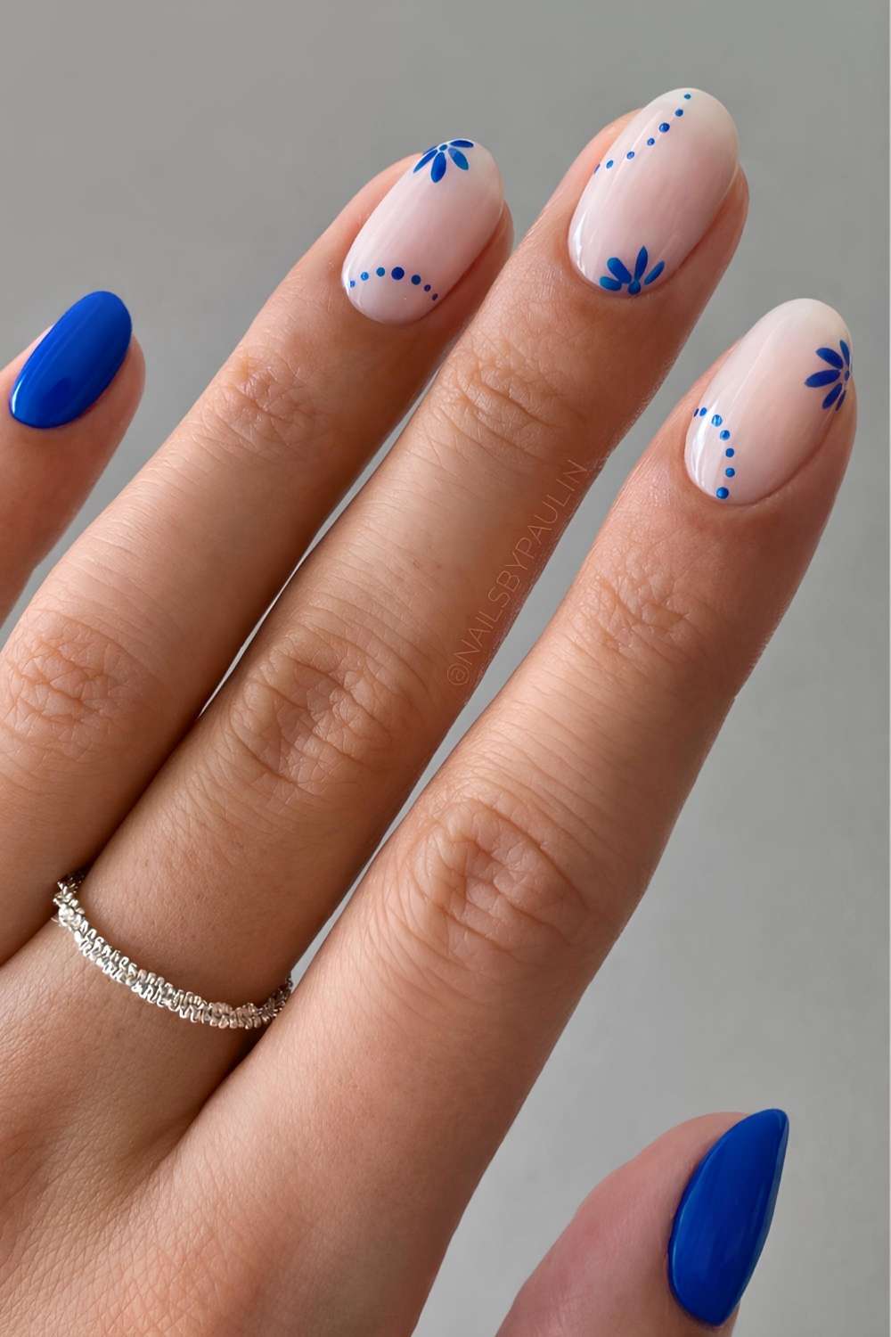 Blaue und weisse naegel mit mediterranen blumen