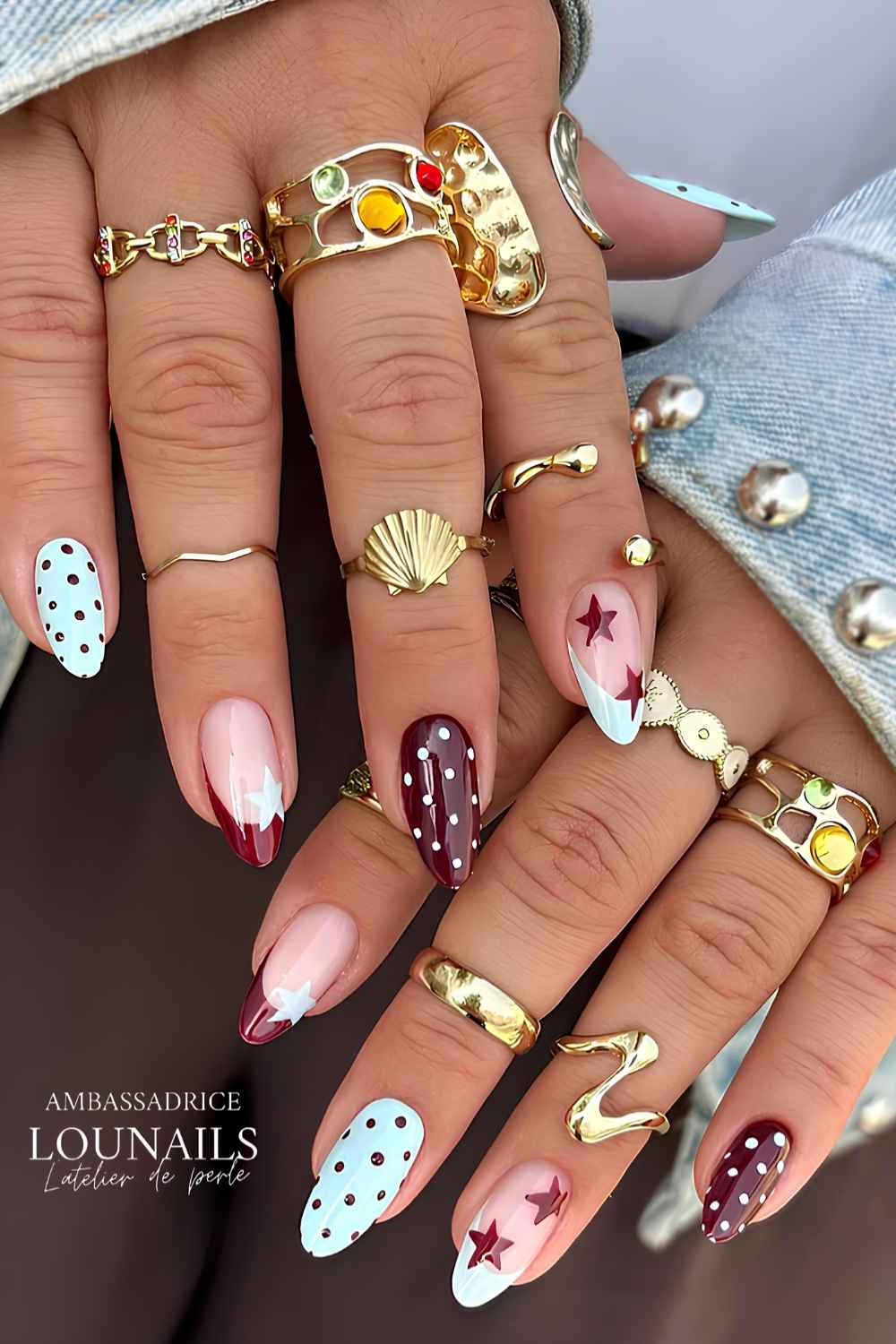 Braune und blaue Naegel mit Sternen und Polka Dots