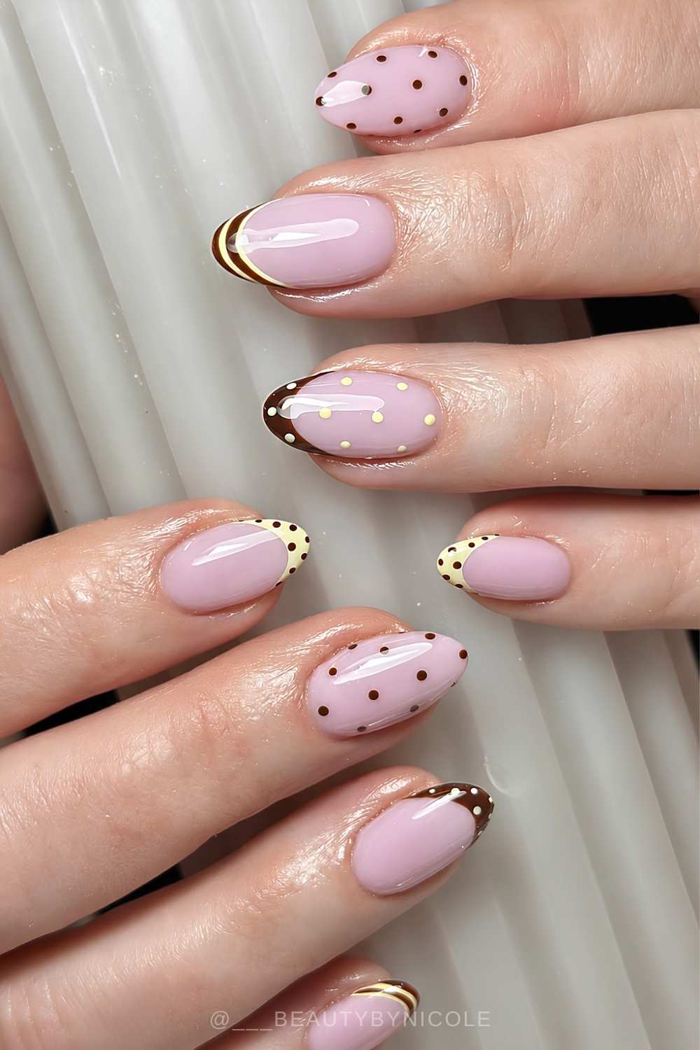 Braune und gelbe French Tips mit Punkten und Streifen