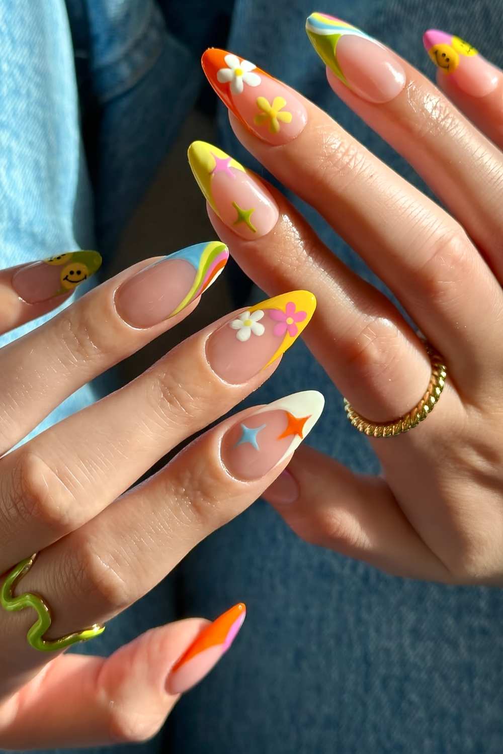 Bunte French Mani mit gemischten Motiven