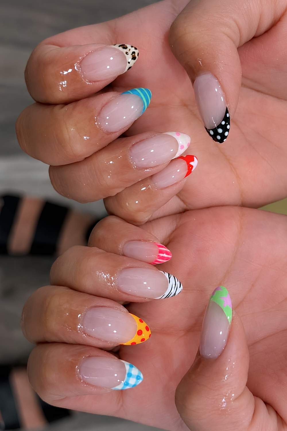 Bunte French Mani mit gemischten Mustern