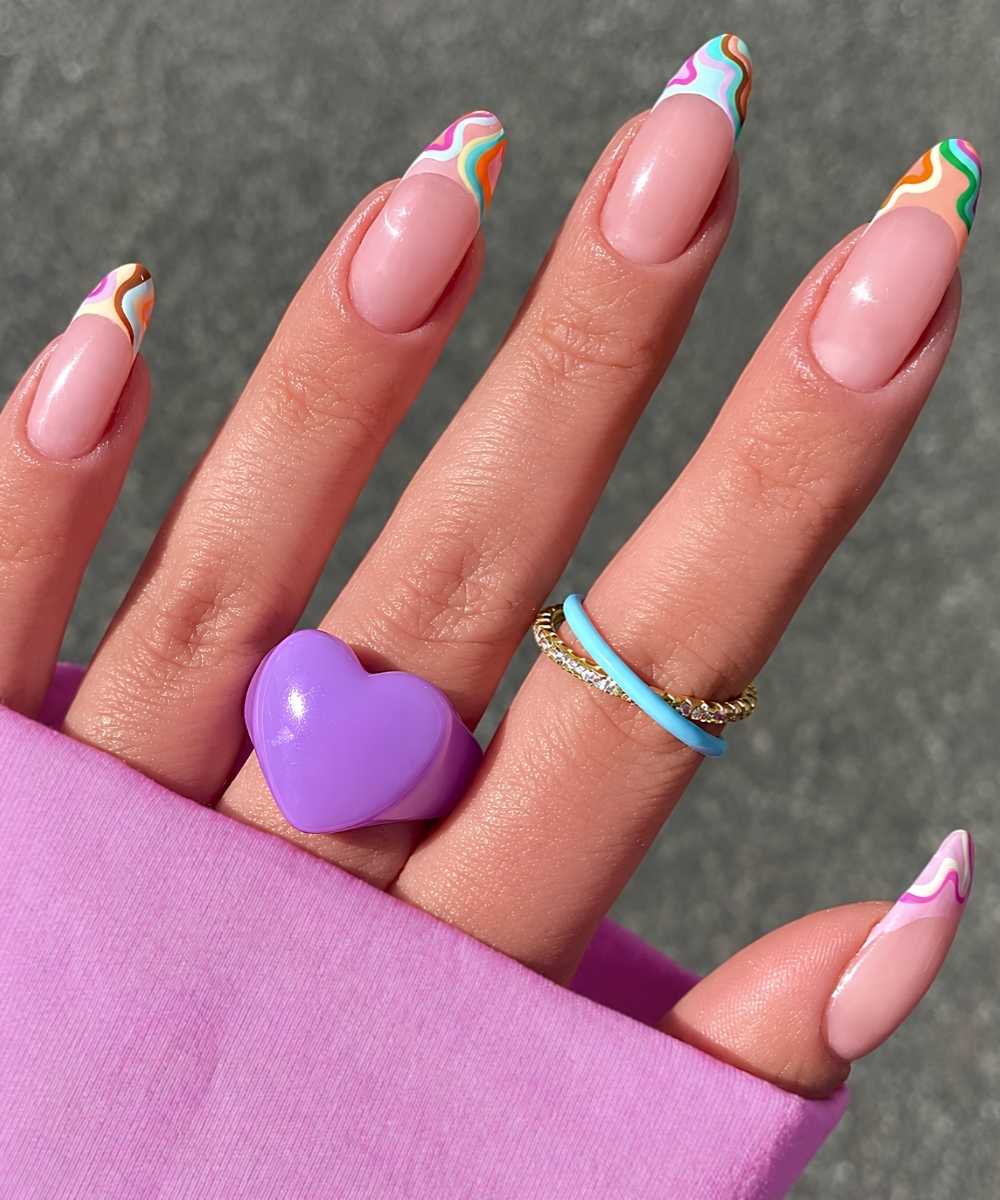 Bunte French Manikure mit grooviger Swirl Nail Art
