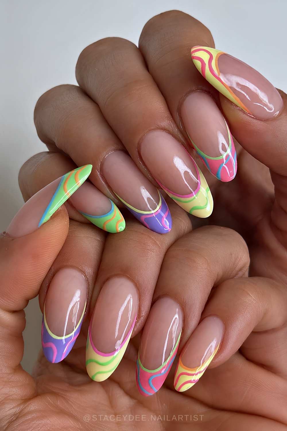 Bunte French Naegel mit funky Swirls