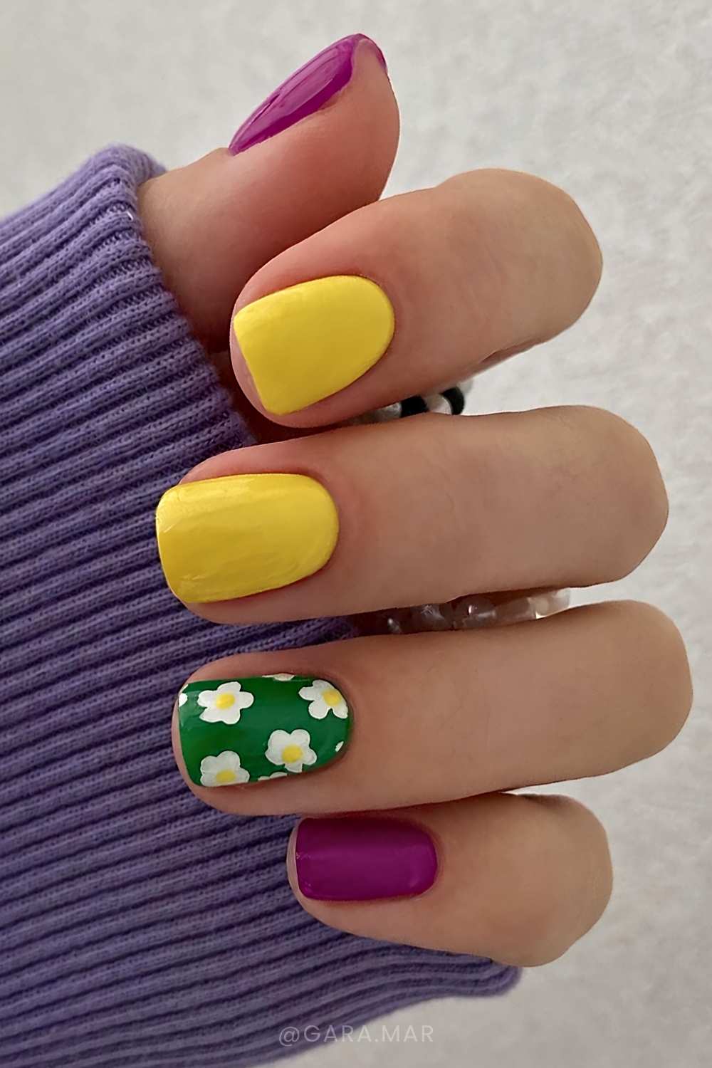 Bunte Naegel mit Mini Gaensebluemchen
