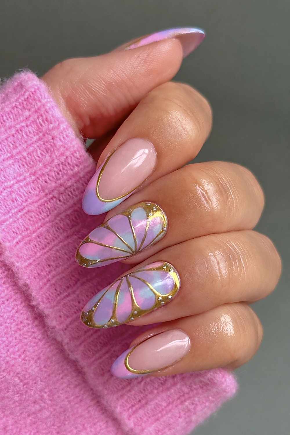 Bunte Pastellnaegel mit metallischer Schmetterlings Nail Art