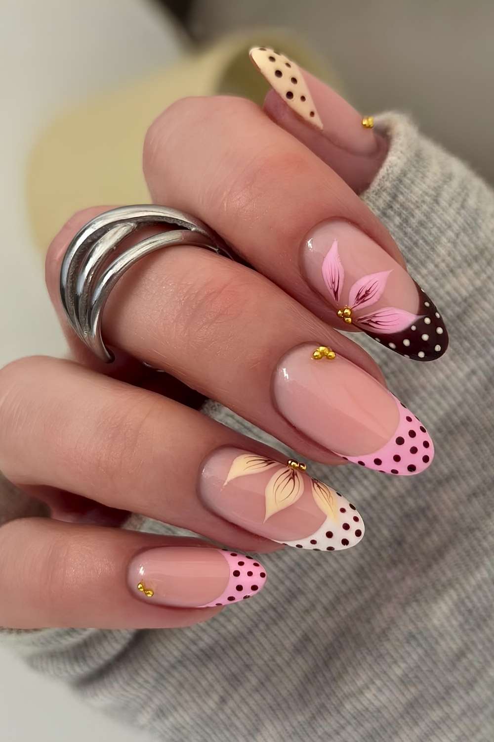 Bunte Polka Dot French Mani mit Blumen