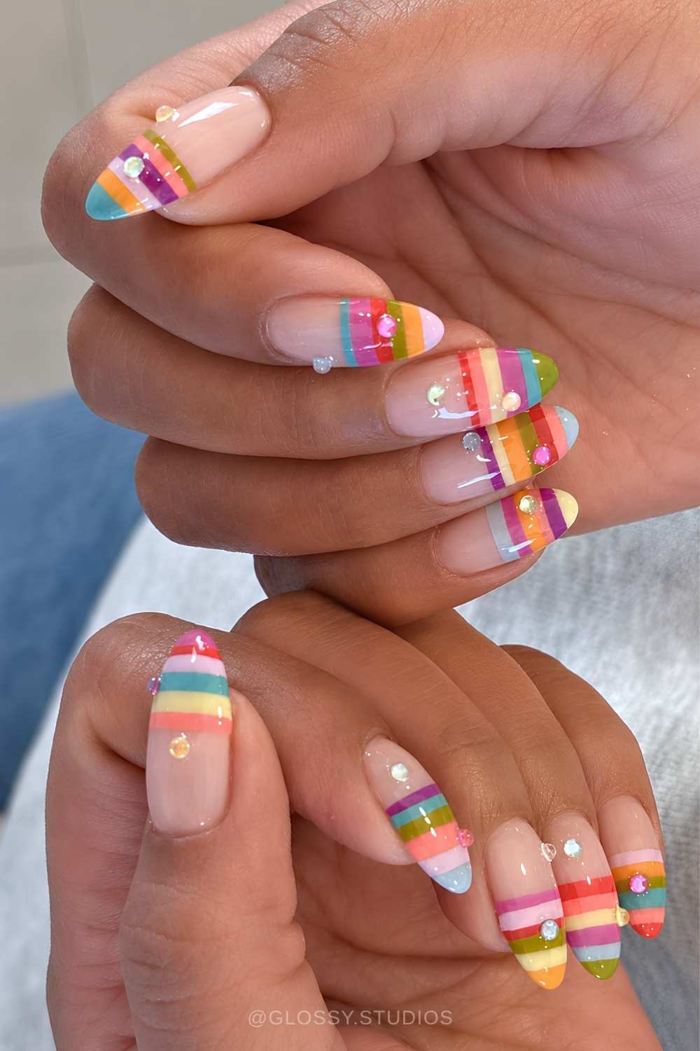 Bunte Streifennaegel mit Strass
