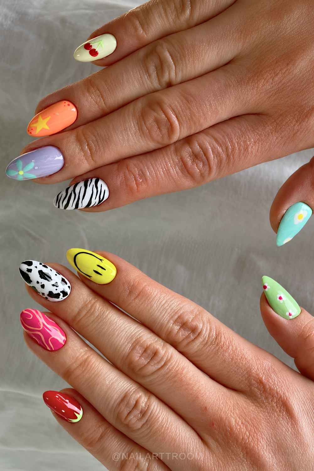 Bunte Y2K Naegel mit gemischten Motiven