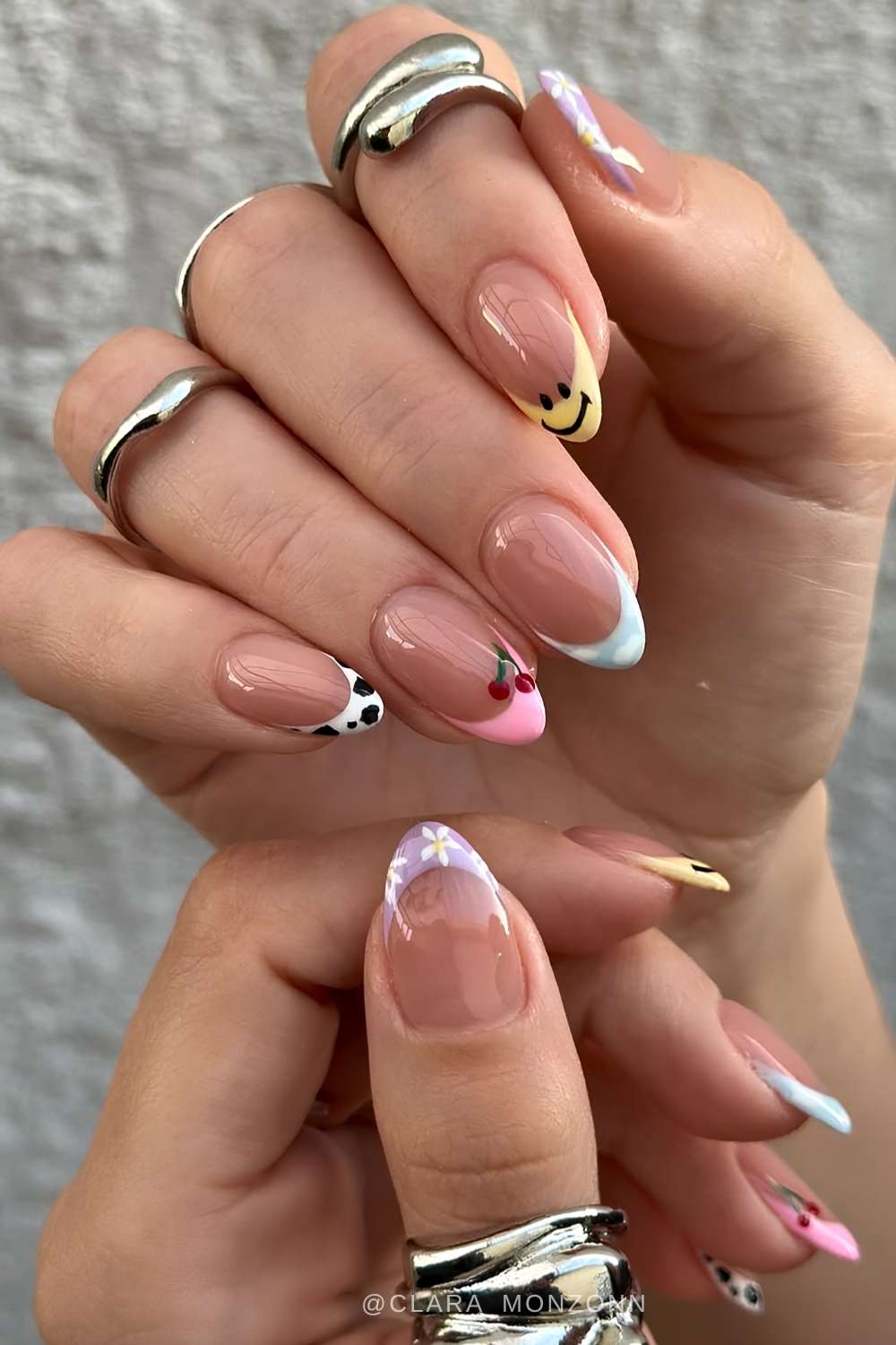 Bunte Y2K inspirierte French Mani