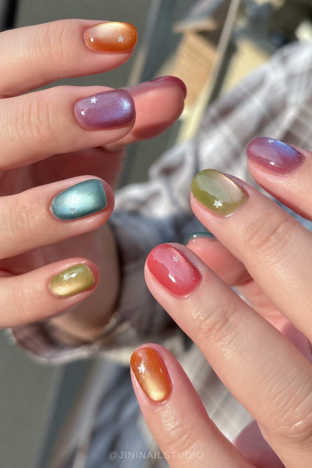 Bunte cat eye naegel mit mini sternen