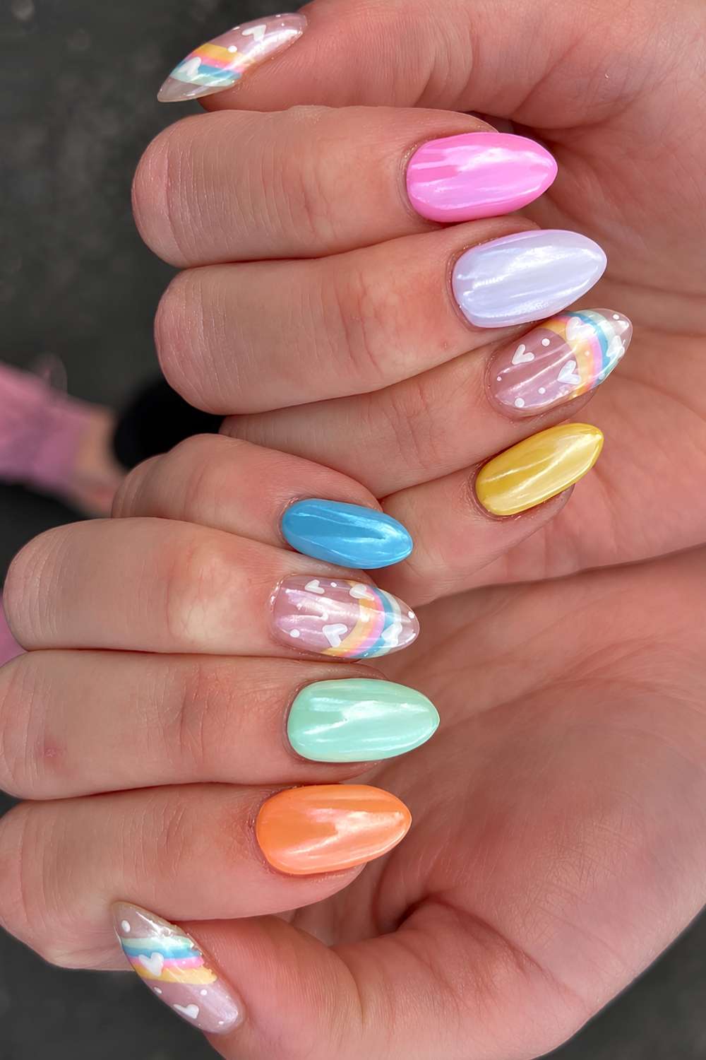 Bunte chrome naegel mit regenbogen