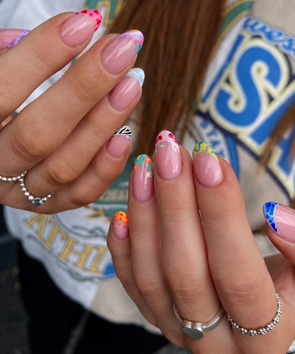 Bunte french mani mit mini motiven