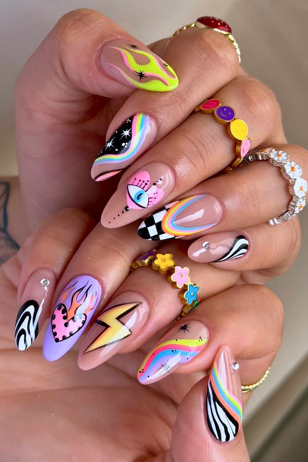 Bunte gemischte Mani mit Evil Eye Akzent