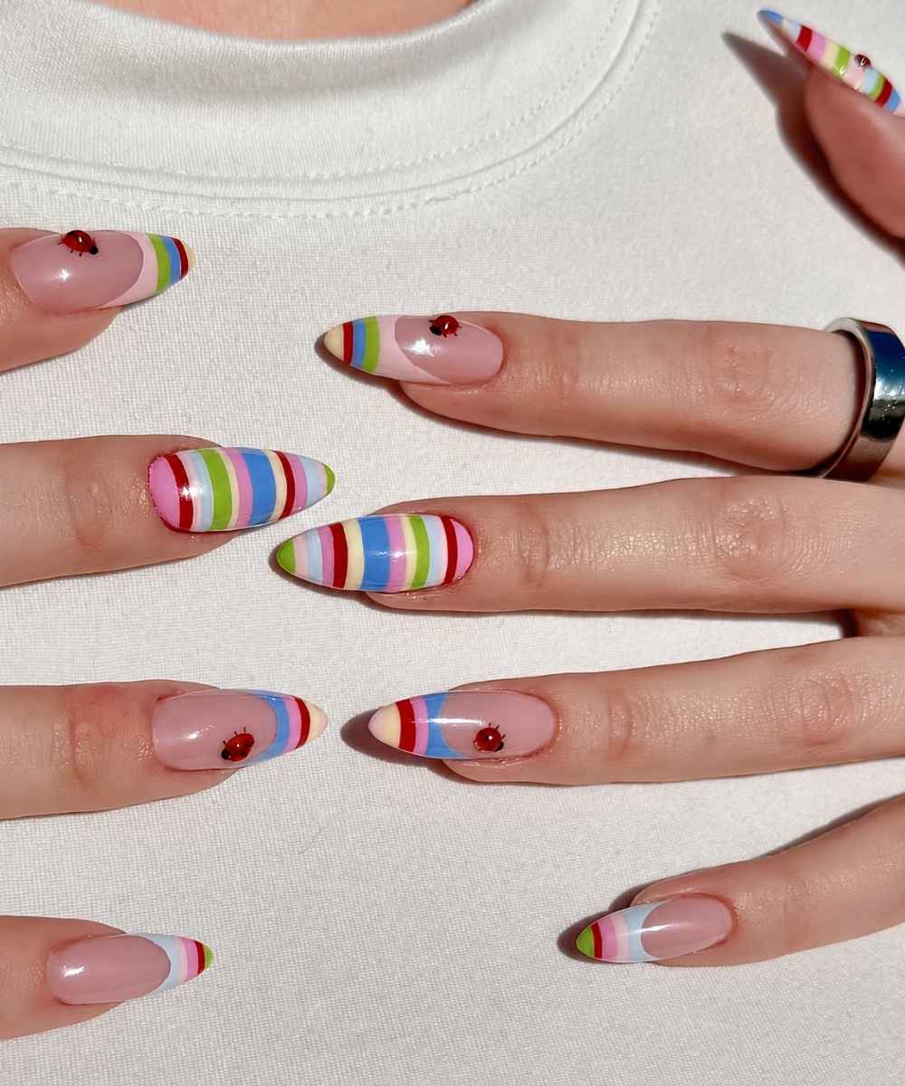 Bunte gestreifte naegel mit marienkaefern