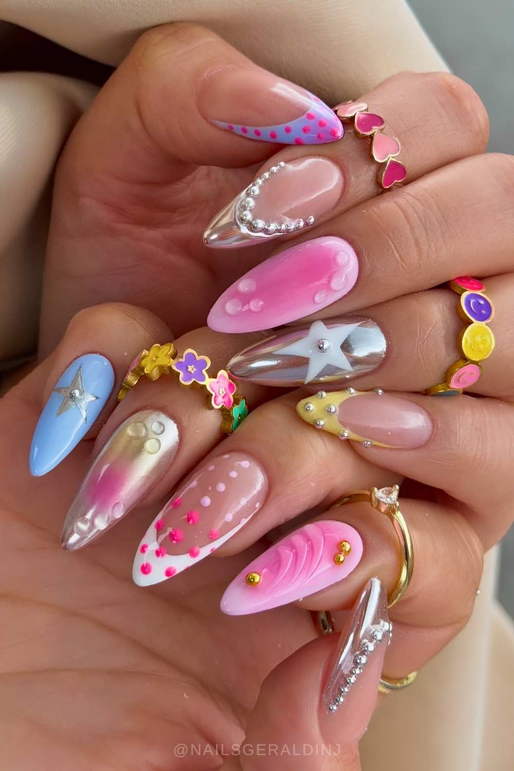 Bunte mani mit silber chrome und sternen
