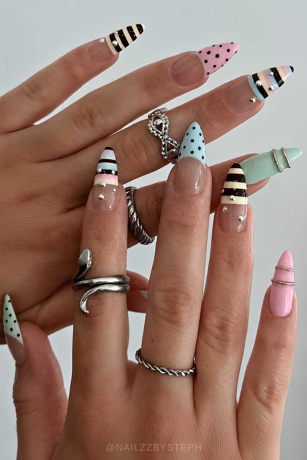 Bunte pastell mani mit punkten und streifen
