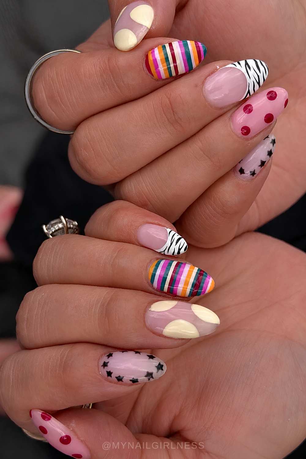 Bunte sommer naegel mit mustermix