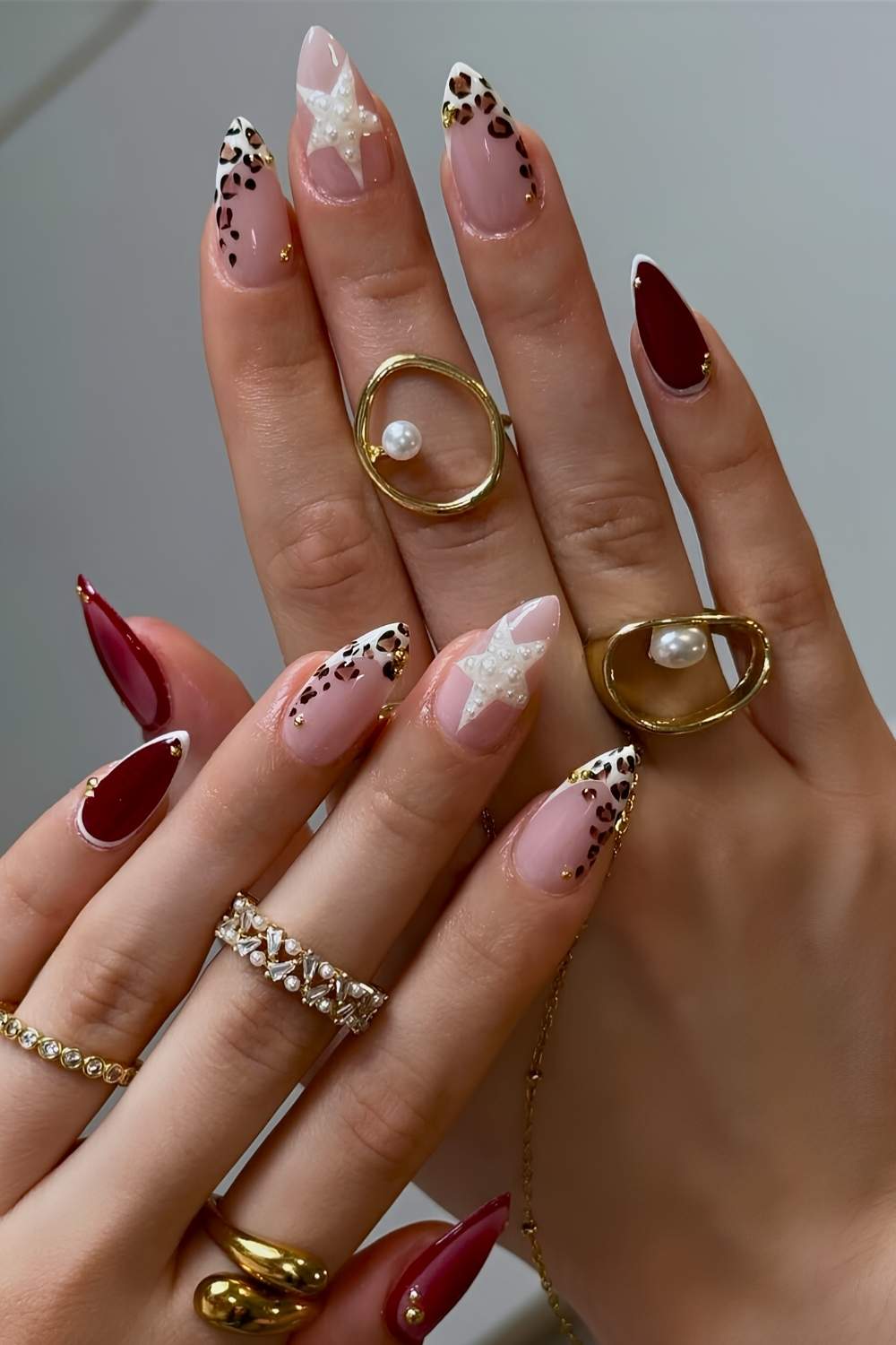 Burgunder Naegel mit Sternen und Animal Print