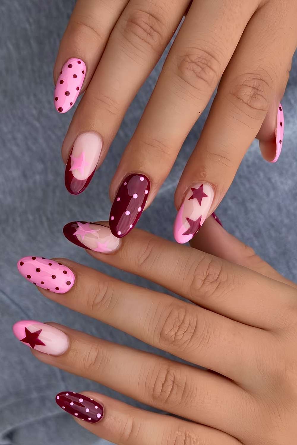 Burgunder und rosa Naegel mit Sternen und Polka Dots