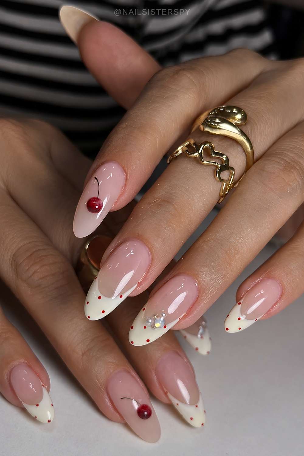 Butter Gelb Polka Dot French Naegel mit Kirschen