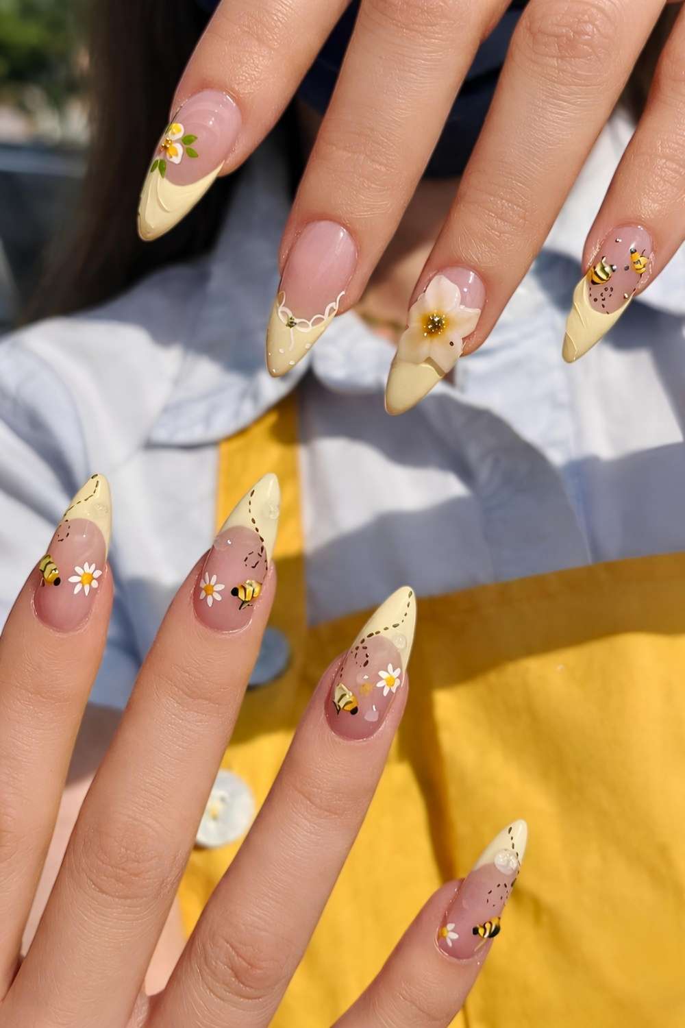 Buttergelbe French Mani mit Blumen und Biene