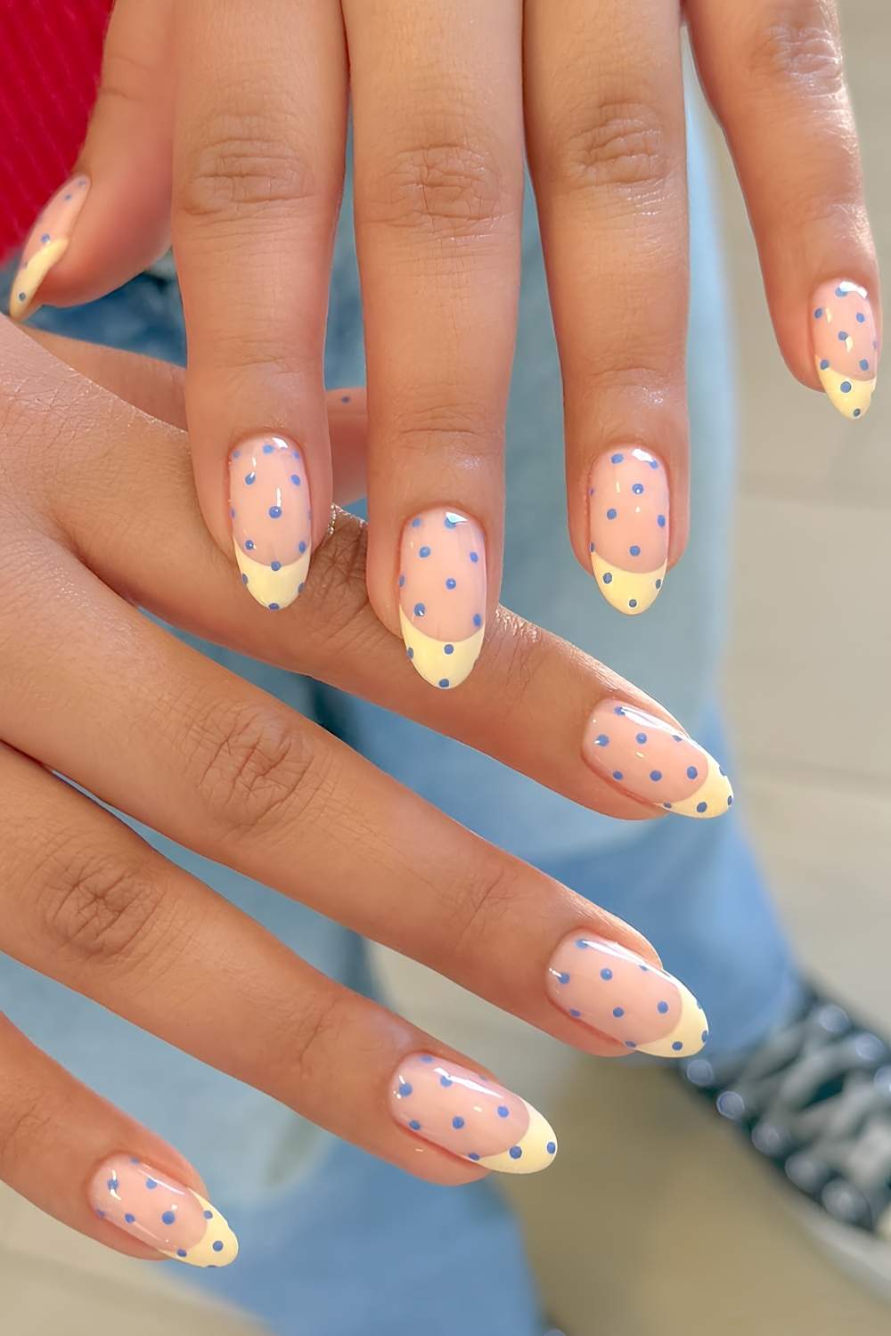 Buttergelbe French Naegel mit blauen Punkten