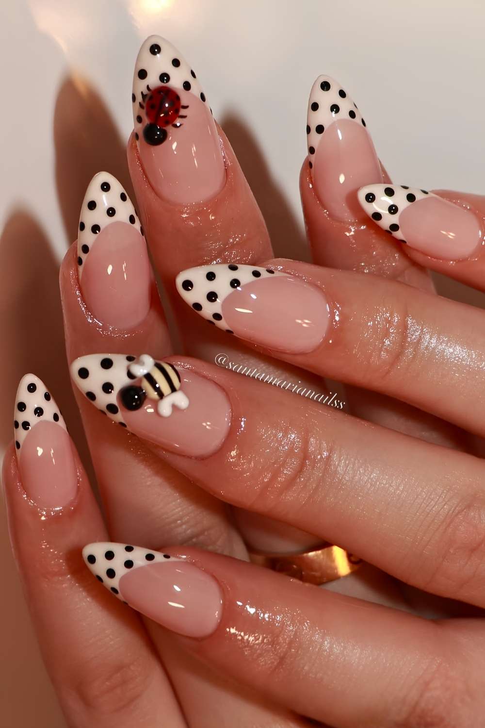 Cremeweisse French Mani mit Punkten Bienen und Marienkaefern