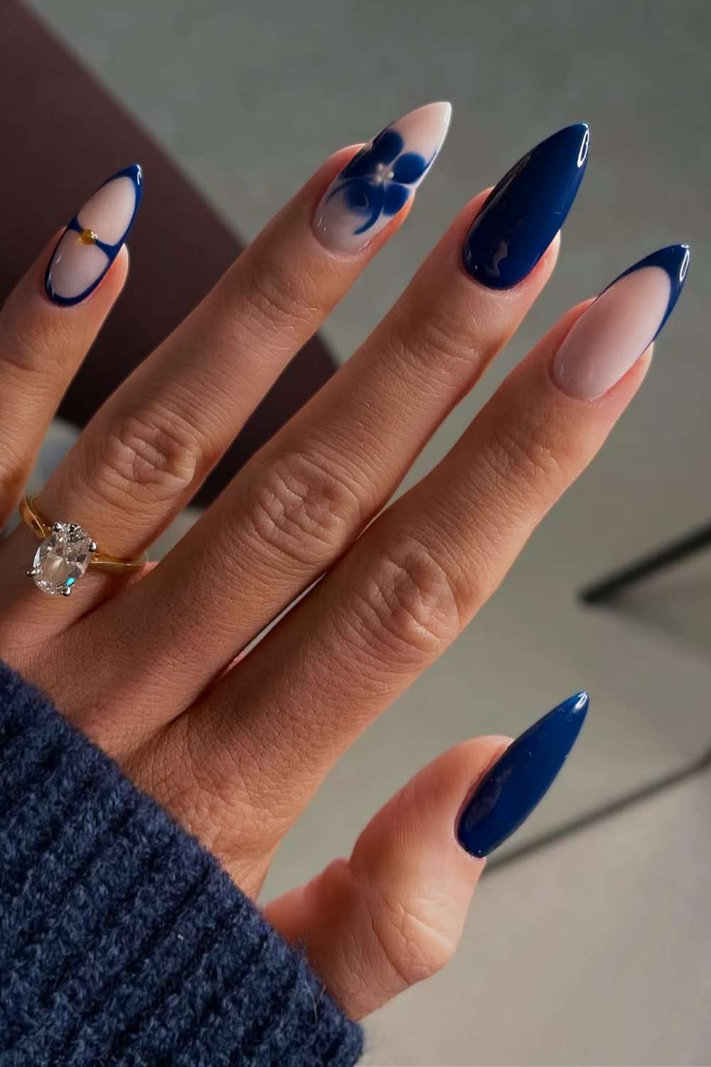 Dunkelblaue Naegel mit Blooming Gel Blume