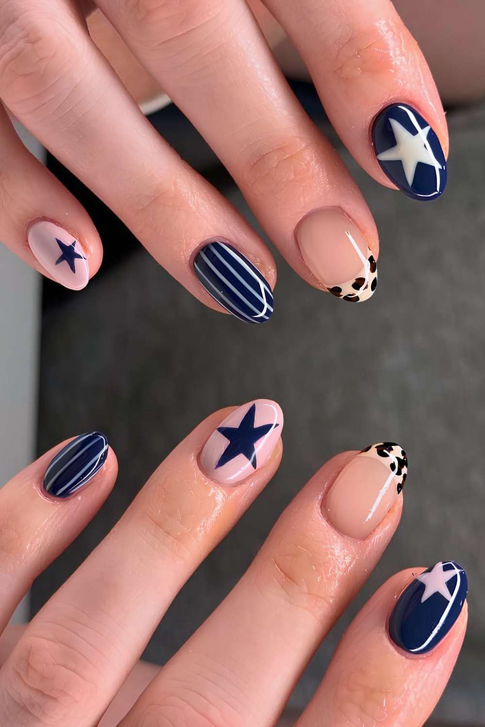 Dunkelblaue Naegel mit Sternen und Animal Print