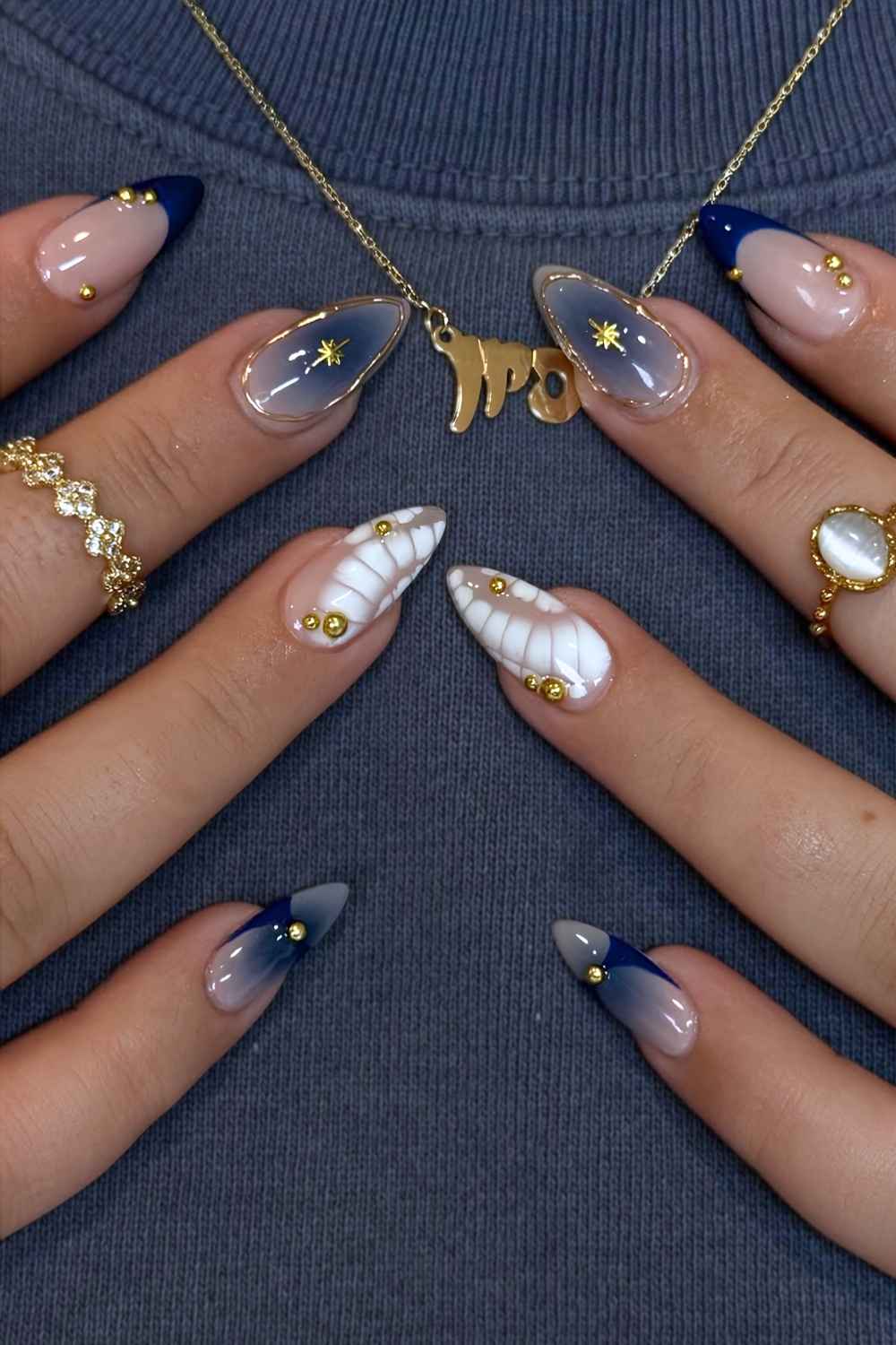 Dunkelblaue und weisse Mani mit Gold und Animal Print Details