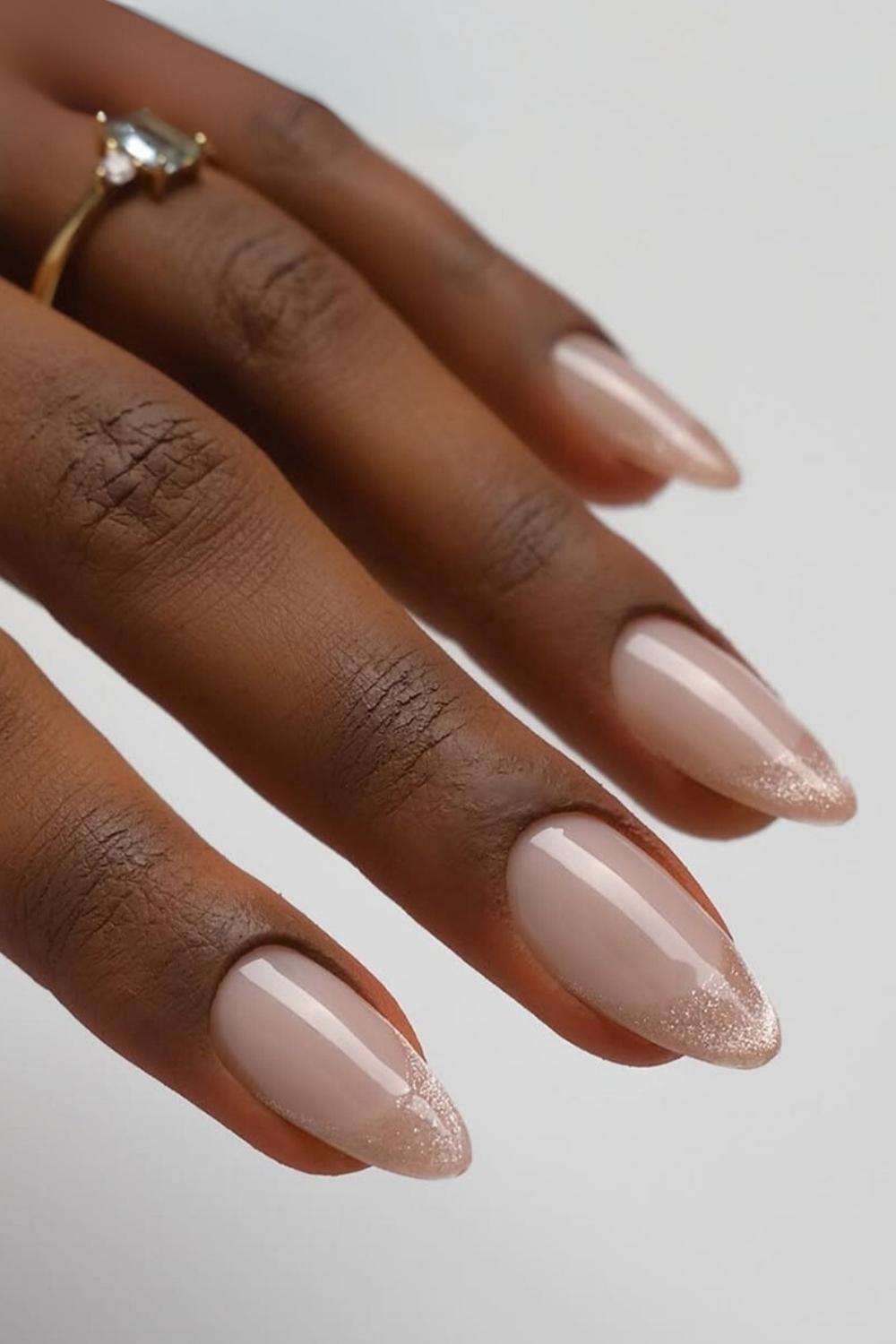 Elegante neutrale Cat Eye French Manikuere