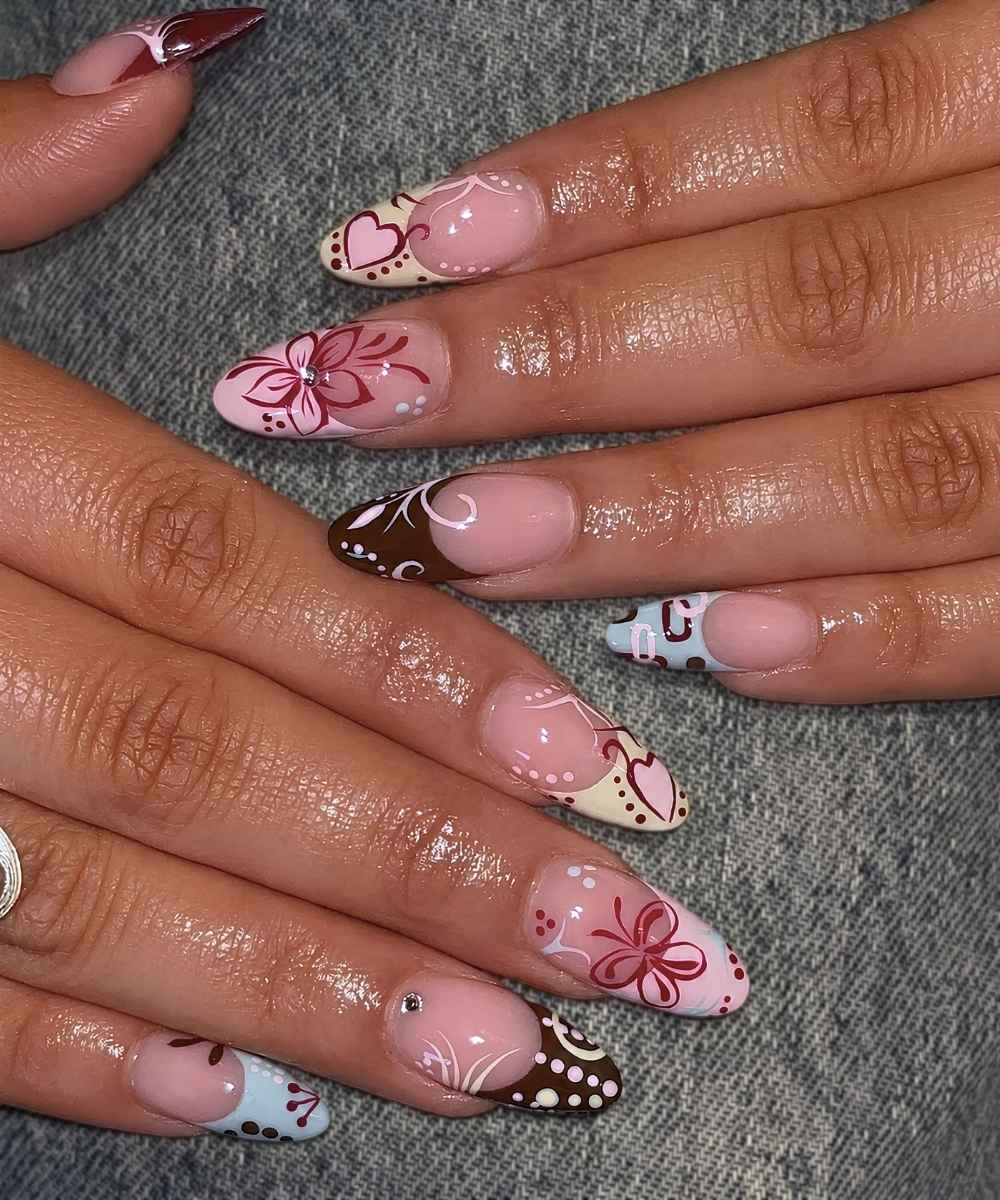 Erdige Skittle French Manikure mit Boho Motiven