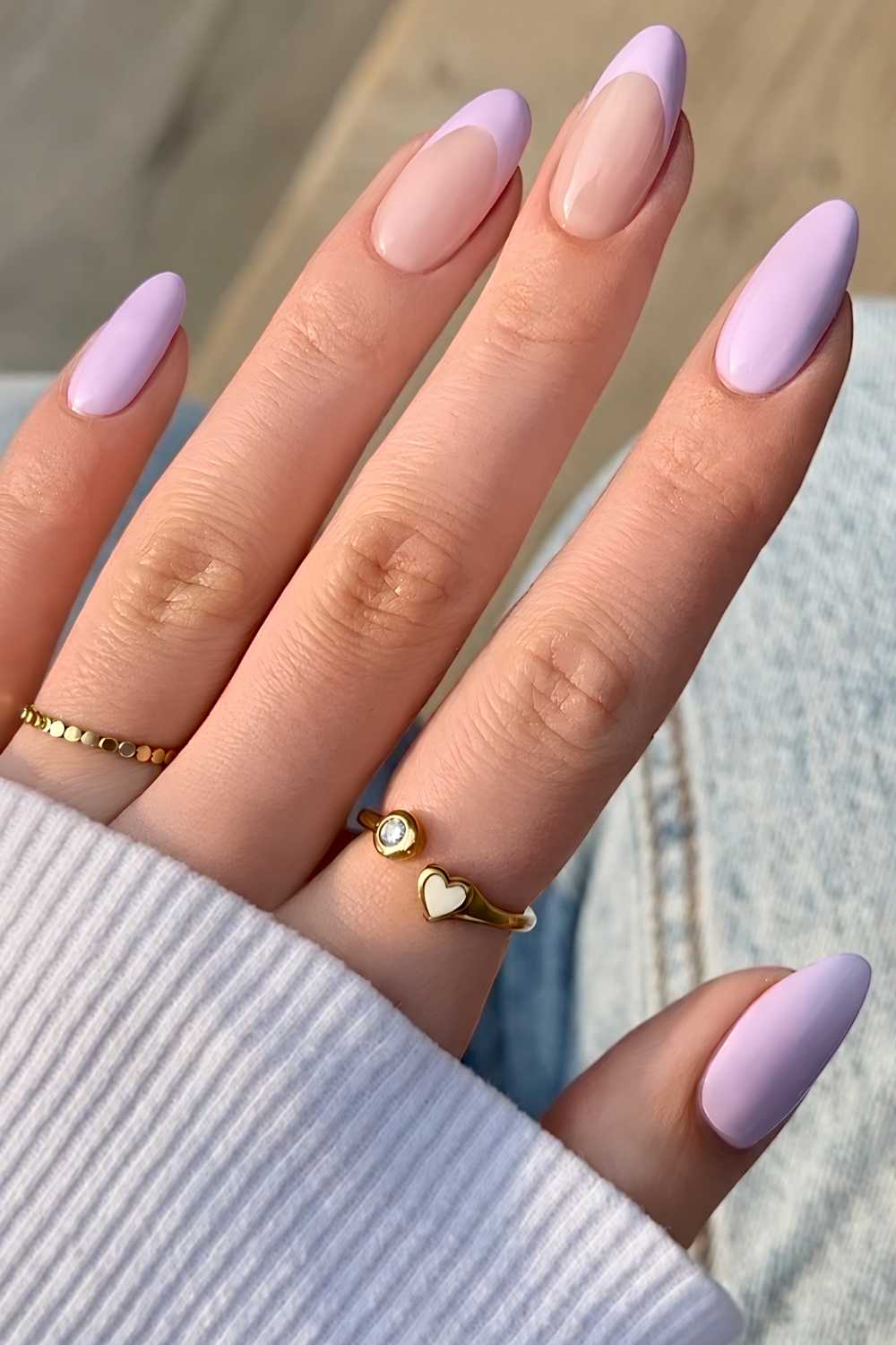 Flieder Manikuere mit French Tip Akzenten