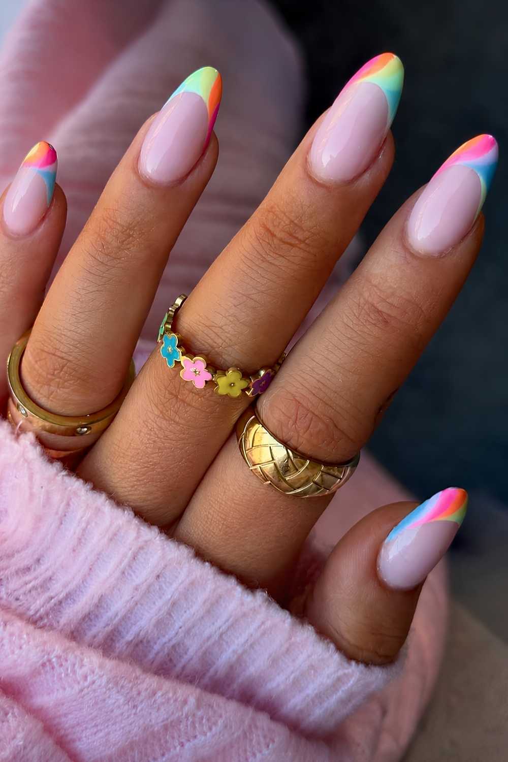 French mani mit regenbogen swirls
