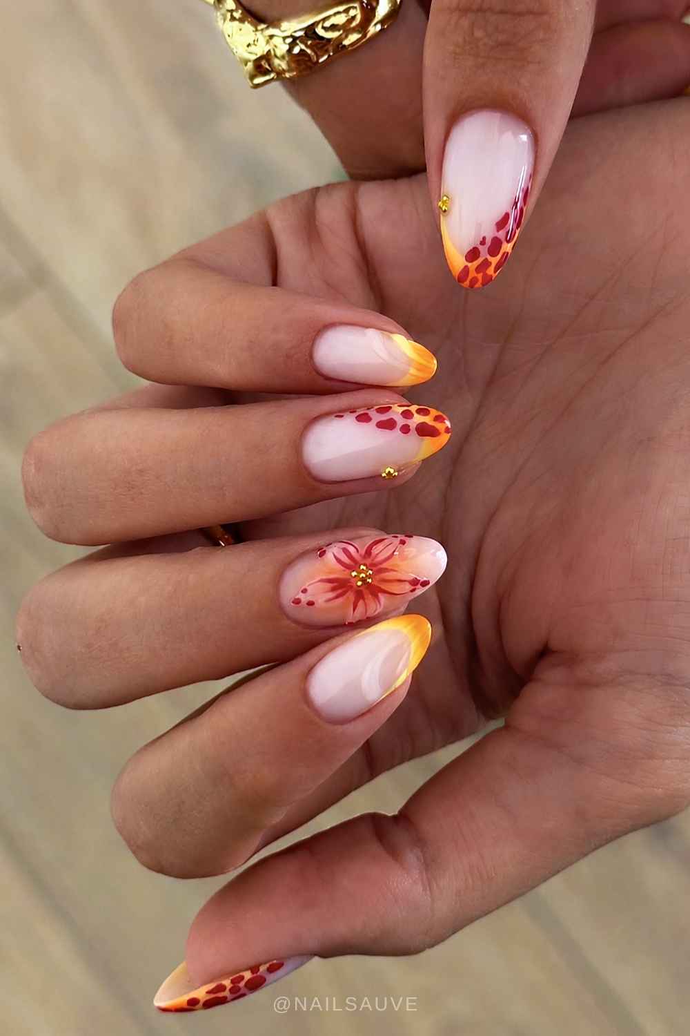 Gelb Rote Naegel mit Animal Print und Blumen