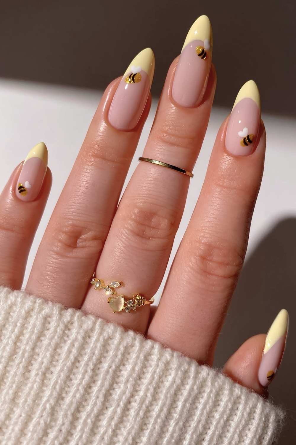Gelbe French Mani mit glitzernder Biene