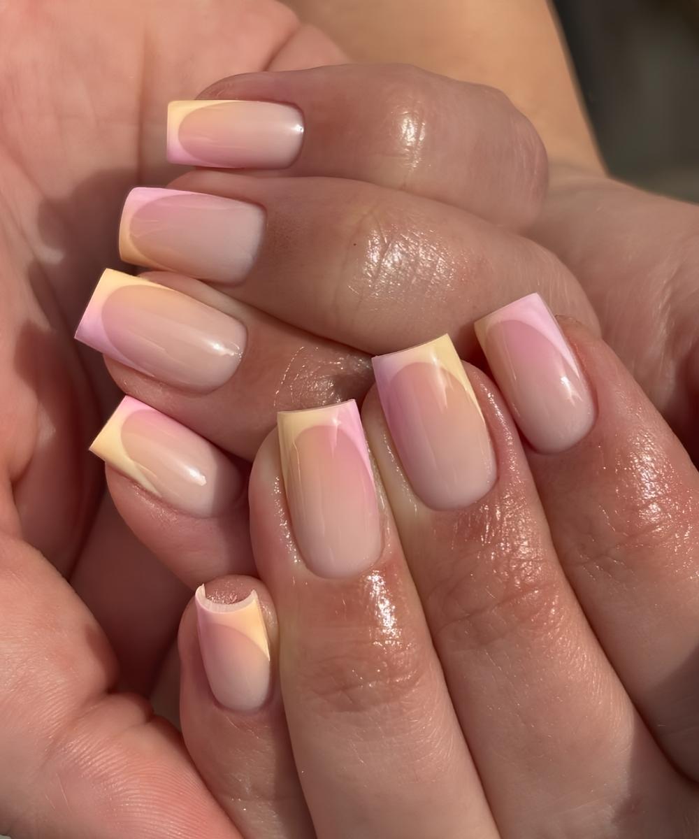 Gelbe French naegel pink aura shading