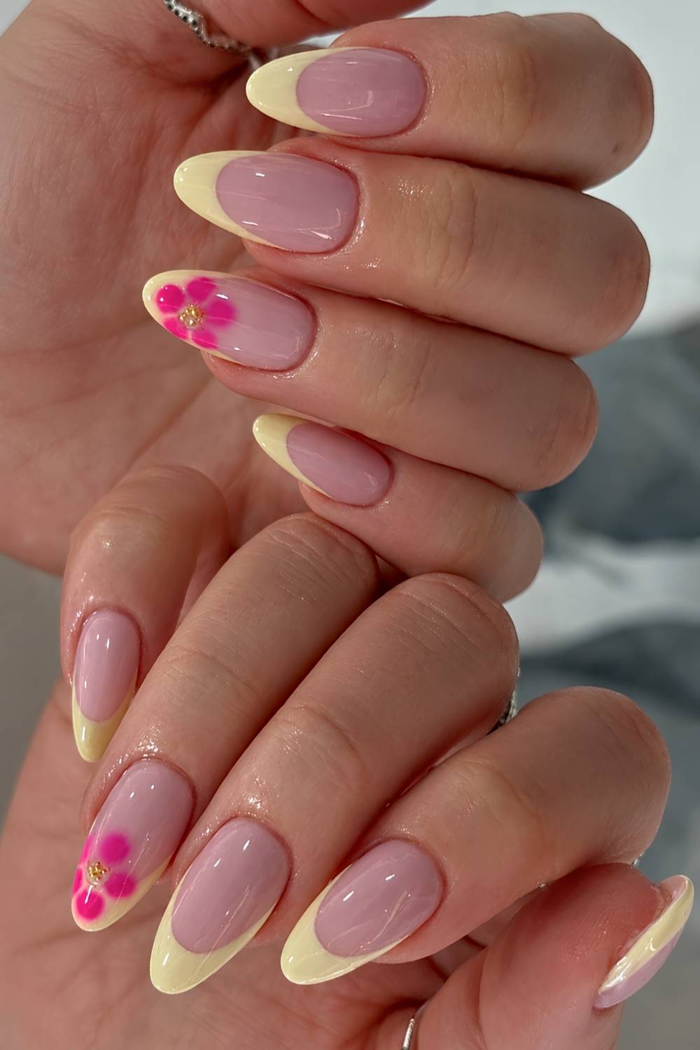 Gelbe French naegel pinke blumen