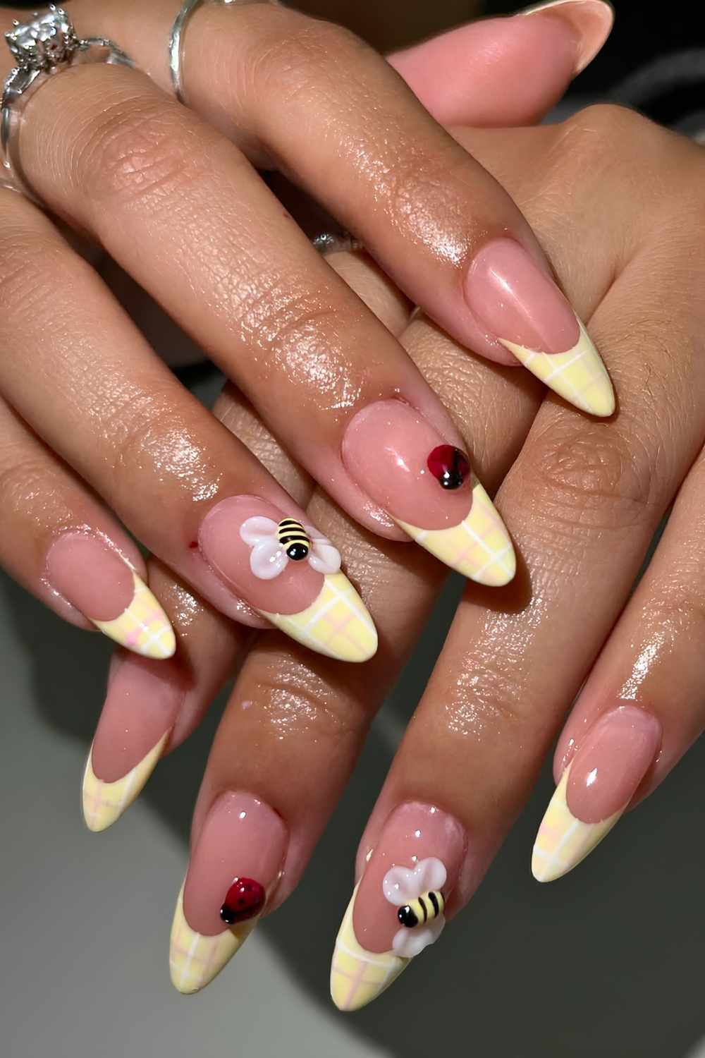Gelbe karierte French Mani mit Bienen und Marienkaefern