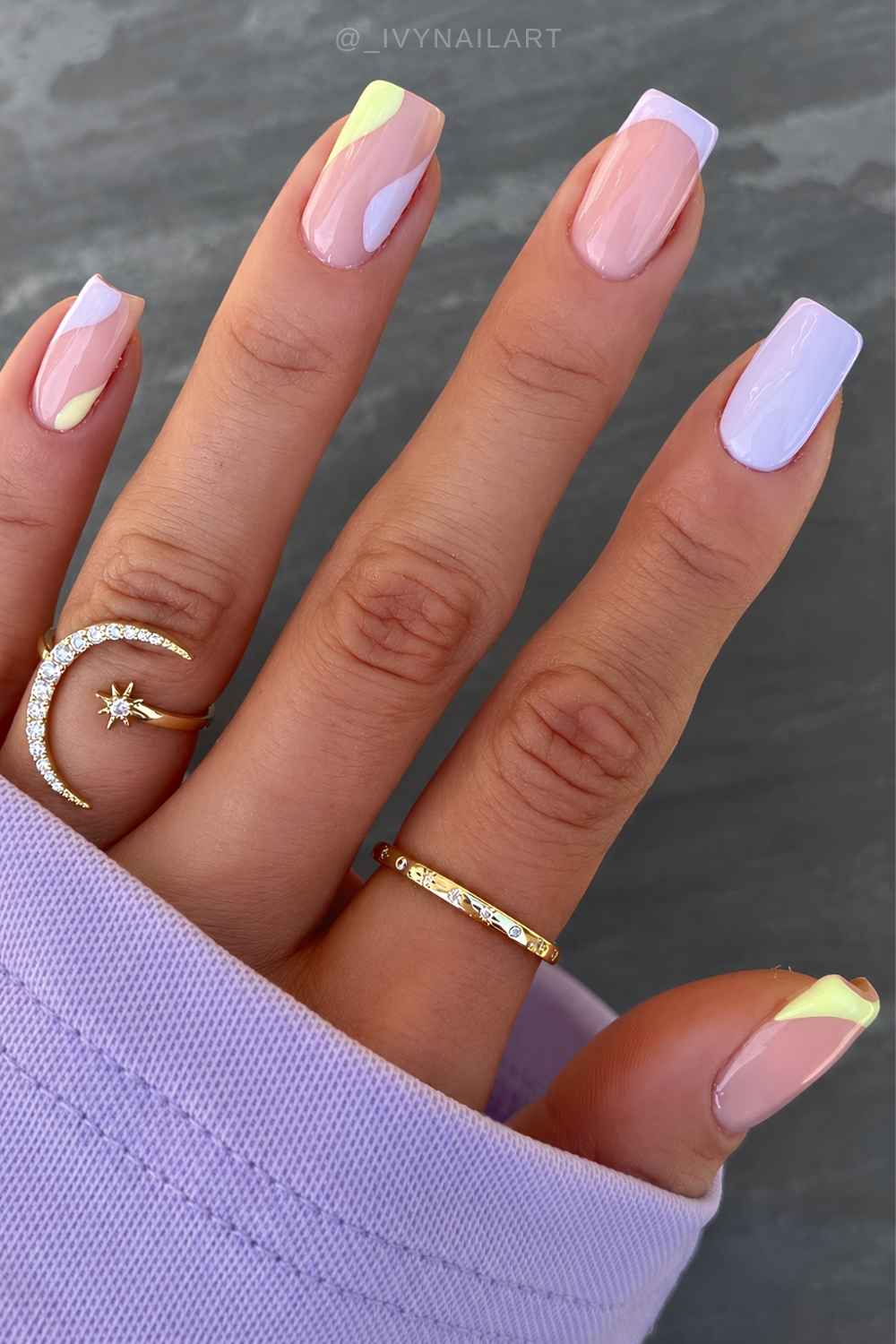 Gelbe und lilafarbene Naegel mit Negative Space
