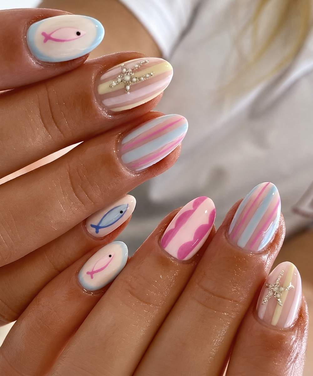 Gestreifte Pastell Naegel mit Seestern Design
