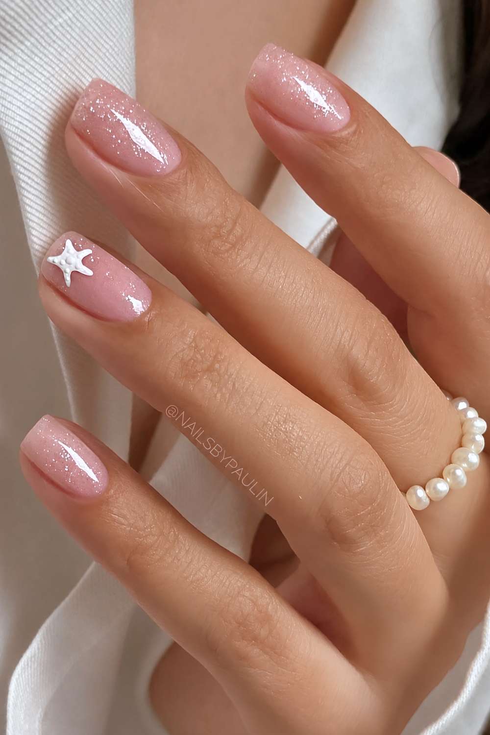Glitzernde Nude Naegel mit Seestern Akzent