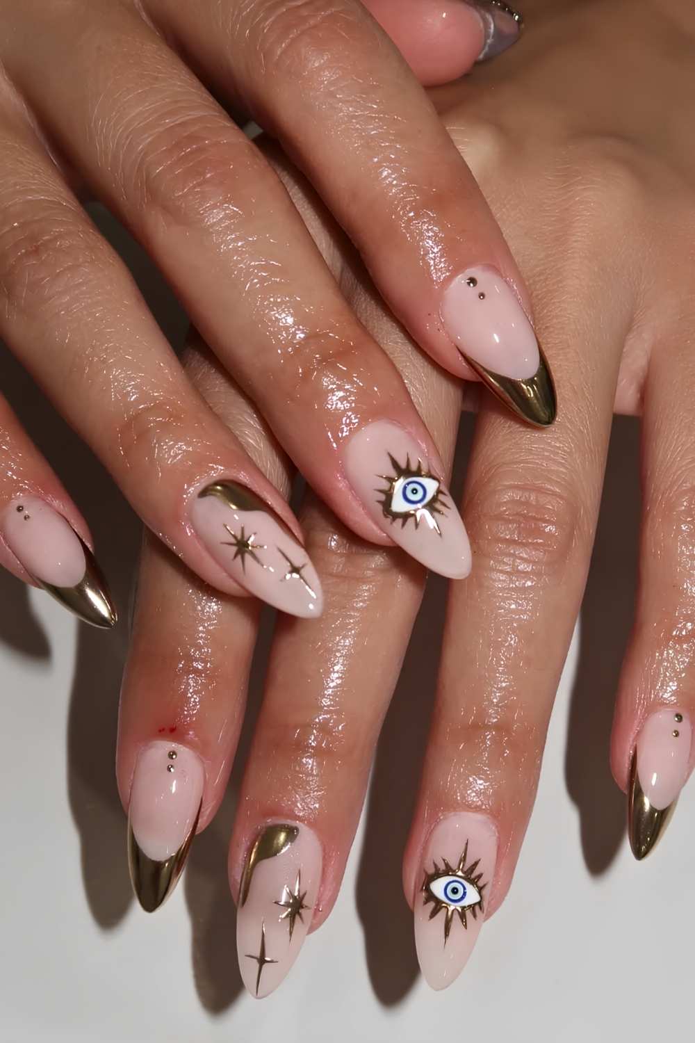 Gold French Naegel mit Evil Eye Motiv
