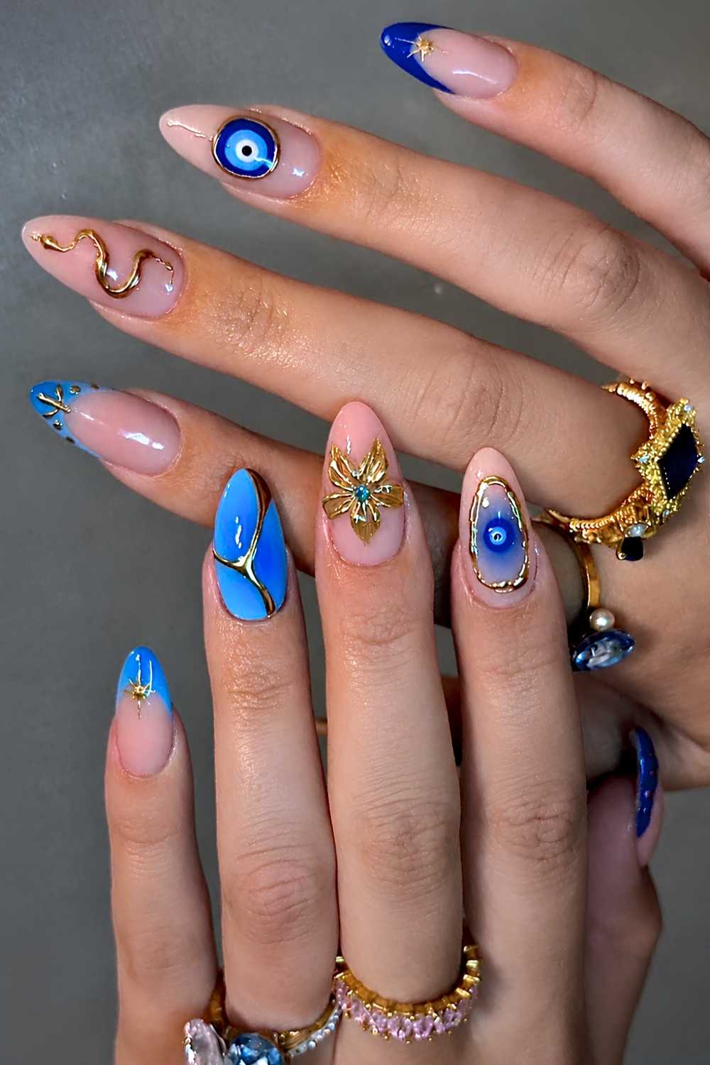 Goldene und blaue Naegel mit Evil Eye Motiv